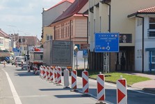 Oprava potrubí brzdí dopravu ve Veselí nad Moravou. Na neukázněné řidiče dohlížejí policisté