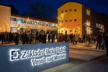 U základní školy Hutník ve Veselí se slavnostně otevřelo nové veřejné prostranství