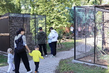 OBRAZEM: Areál hodonínské zoo oživila také papouščí stezka